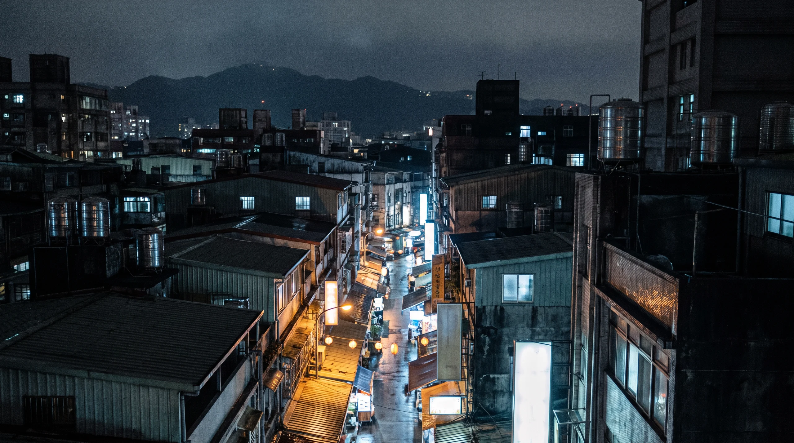 台北的夜，街屋與招牌的燈亮著