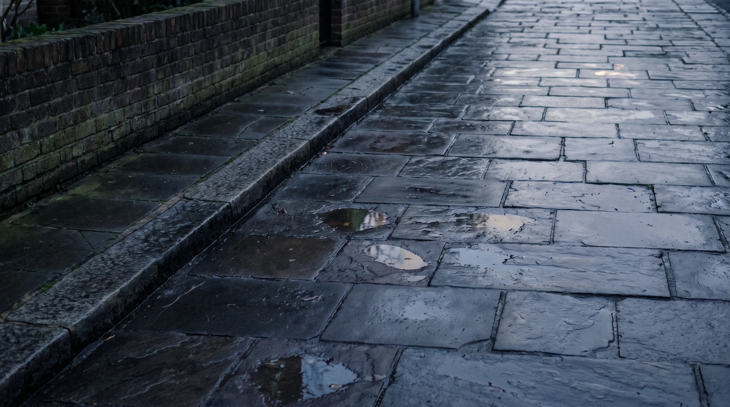 雨後的石板路面，接近單色